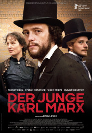 Filmplakat zu "Der junge Karl Marx". In der Mitte ein junger Mann mit Vollbart und Zylinder, rechts von ihm ein Mann mit Zylinder, links von ihm ein Mann mit gelocktem Haar.