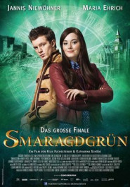 Filmplakat zu "Smaragdgrün". Eine junge Frau und ein junger Mann stehen, mit dem Rücken zueinander, vor einer grünen Fantasy-Kulisse