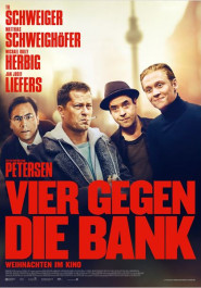 Filmplakat zu "Vier gegen die Bank". Von links nach rechts Jan Josef Liefers im Anzug, Til Schweiger mit Kapuzenjacke und Kippe im Mund, Michael Herbig mit Zyilinder und Matthias Schweighöfer mit schwarzem Rollkragenpullover