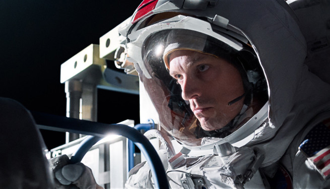 Foto aus "For all mankind". Profil eines Mannes in Weltraumanzug.