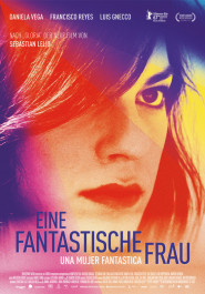 Filmplakat zu "Eine fantastische Frau". Das Profil eines Gesichts mit dunklen Augen, dichten Augenbrauen und knallroten Lippen, die langen Haare leuchten pink-rot-lila und fallen seitlich vors Gesicht