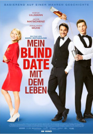 Filmplakat zu "Mein Blind Date mit dem Leben". Ein junger Mann gießt grinsend einem anderen in hohem Bogen Alkohol ins Cocktail-Glas. Beide sind in elegantem Smoking gekleidet. Daneben schaut lächelnd eine Frau in knappem rotem Kleid zu ihnen herüber.