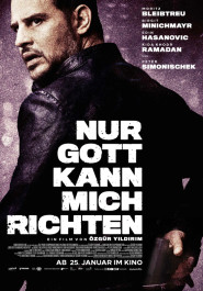 Filmplakat zu "Nur Gott kann mich richten". Ein schwarz gekleideter Mann mit dunklen Haaren und Dreitagebart schaut mit ernster Miene über seine linke Schulter nach hinten.