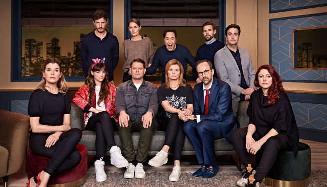 In 2 Reihen 11 Männer und Frauen, in der Mitte lacht Michael Bully Herbig mit weit aufgerissenem Mund, alle anderen gucken ernst