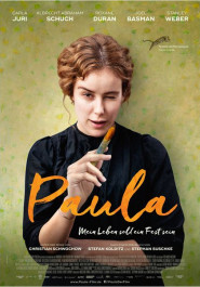 Filmplakat zu "Paula". Eine junge Frau mit dunkelblonden, gewellten und nach hinten gekämmten Haaren und einm schwarzen Oberteil hält vor sich einen Pinsel mit gelber Farbe, darunter der Filmtitel in gelben, geschwungenen Buchstaben.