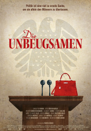 Filmplakat zu Die Unbeugsamen. Ein Holzpult mit 2 Mikrofonen und einer roten Handtasche, dahinter an der Wand der Bundesadler