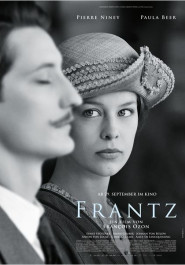 Filmplakat zu "Frantz". Schwarz-Weiß-Ansicht einer elegant gekleideten Frau mit gesticktem Hut, daneben in Unschärfe das Profil eines Mannes.