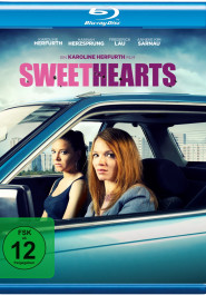 Filmplakat zu "Sweethearts".Blick durch das Fenster eines Autos auf zwei Frauen, eine mit blonden und eine mit dunklen Haaren.