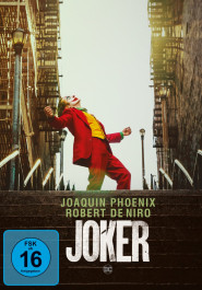 Filmplakat zu "Joker". Ein Mann mit weißem Gesicht und breitem roten Mund steht im roten Anzug und gelbem Hemd nach hinten gelehnt zwischen zwei Häusern.