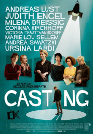 Filmplakat zu "Casting". Unter einem Filmscheinwerfer stehen nebeneinander mehrere Frauen, zum Teil halten sie einen Text in der Hand.