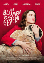 Filmplakat zu "Die Blumen von gestern". Eine junge Frau mit roten Lippen und und einem roten Oberteil hält einen Mann an ihre Brust.