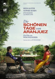 Filmplakat zu "Die schönen Tage von Aranjuez". Ein Mann und eine Frau sitzen auf eienr sommerlichen Terrasse, vor ihnen ein prachtvoller Garten.