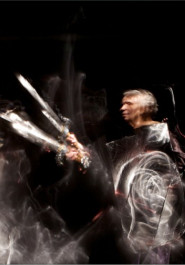 Filmplakat zu "Shot in the dark". Verschwommene Seitenansicht einer älteren Frau mit weißen Haaren, die etwas in der rechten Hand hält.