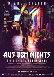 Filmplakat zu "Aus dem Nichts". Eine dunkel gekleidete Frau mit blonden Haaren, Wollmütze und Kapuze läuft mit gesenktem Kopf eine dunkle Straße entlang.