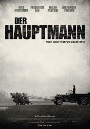 Filmplakat zu "Der Hauptmann". Ein schwarz-weiß-Foto, vor grauem Hintergrund ziehen mehrere behelmte Soldaten an Seilen einen alten Wagen mit offenem Verdeck. Darin steht eine Person mit Offiziersmütze in aufrechter Haltung.