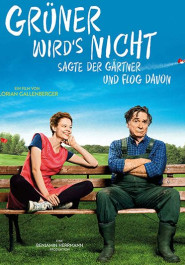 Filmplakat zu "rüner wird's nich". Auf einer Parkbank sitzen ein Mann mit verschränkten Amen in Gummistiefeln und Arbeitsklamotten und eine lächelnde Frau im Schneidersitz, dahinter grüne Wiese und blaur Himmel.