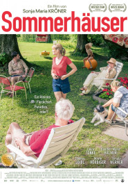Filmplakat zu "Sommerhäuser". In einem Garten steht eine blonde Frau mit rotem T-Shirt und kurzer Jeans-Hose, darum sitzen vier Erwachsene auf Gartenstühlen, dazwischen ein Hund, in weißer Schrift steht "Ein kleines Fleckchen Paradies, oder?".