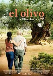 Filmplakat zu "El olivo - Der Olivenbaum". Eine junge Frau mit langen schwarzen Haaren legt ihren rechten Arm um einen alten weißhaarigen Mann. Beide sind sommerlich gekleidet und schauen in Richtung eines großen Olivenbaums.