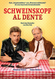 Filmplakat zu "Schweinskopf Al Dente". Zwei Männer sitzen nebeneinander an einem Tisch, vor Ihnen liegt auf einer rot-weiß karierten Tischdecke ein Schweinskopf.
