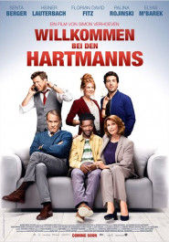Filmplakat zu "Willkommen bei den Hartmanns". Porträt einer Familie, drei junge Personen stehend, zwei ältere sitzend, alle haben eine helle Hautfarbe, dazwischen ein junger, dunkelhäutiger Mann.