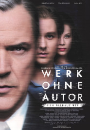 Filmplakat zu "Werk ohne Autor". Das halbe Profil eines Mannes, in der Mitte vertikal abgeschnitte, dahinter die halben Profile eines jungen Mannes und einer jungen Frau.