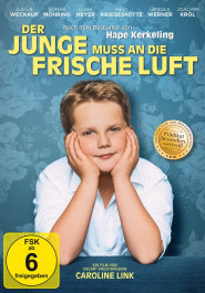 Filmplakat zu "Der Junge muss an die frische Luft". Ein freundlich blickender blonder Junge mit weißem Hemd hat seinen Kopf auf den Händen aufgestützt.