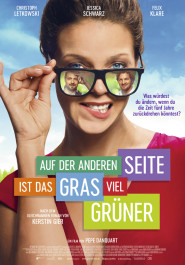 Filmplakat zu "Auf der anderen Seite ist das Gras grüner". Eine dunkelhaarige Frau lächelt und hält ihr rechte Hand an das Gestell ihrer schwarzen Brille. In den beiden Gläsern spiegeln sich die Gesichter von zwei Männern.