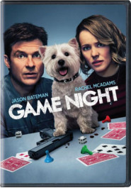 Filmplakat zu "Game Night". Ein Mann und eine Frau mit besorgten Gesichtern sitzen an einem Tisch, darauf ein weißer kleiner Hund mit ausgestreckter Zunge, Spielkarten, Würfel und eine Pistole.
