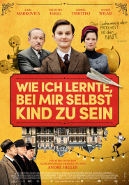Filmplakat zu "Wie ich lernte bei mir selbst Kind zu sein". Ein Junge mit akkuratem Seitenscheitel und Anzug, neben ihm ein Mann mit Schnurrbart und Anzug und eine Frau mit hochgesteckten Haaren und grauem Oberteil.