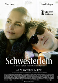 Filmplakat zu "Schwesterlein". Eine blonde Frau schaut lächelnd ins Licht, ein Mann mit schwarzer Sonnenbrille hat seinen Kopf auf ihre Schulter gelegt.