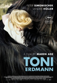 Filmplakat zu "Toni Erdmann". Schwarze dichte Haare, darunter links oben der Ausschnitt eines Kopfes mit blonden Haaren.