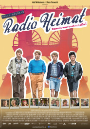 Filmplakat zu "Radio Heimat". Vier Jugendliche laufen nebeneinander in der Kleidung der 80er Jahre, hinter ihnen in rot der Abdruck eines Kohle-Werks.