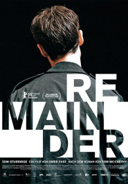 Filmplakat zu "Remainder". Der Hinterkopf eines Mannes mit dichtem dunklen Haar