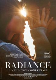Filmplakat zu "Radiance". Eine Frau und ein Mann berühren sich zärtlich mit den Nasen, dazwischen fällt warmes Sonnenlicht.