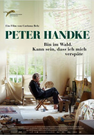 Filmplakat zu "Peter Handke". Profilansicht von Peter Handke, der in einem lichtdurchfluteten Raum auf einem Holzstuhl sitzt und etwas in ein Buch schreibt.