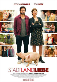 Filmplakat zu "Stadtlandliebe". Ein Paar in legerer Kleidung steht nebeneinander, vor ihnen zwei Schweine