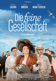 Filmplakat zu "Die feine Gesellschaft". Vor dem blauen Himmel eine Grupe von Personen, in der Mitte eine feine mittelalte Dame mit aristokratischem Hut mit breiter Krempe.