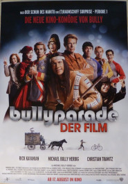 Filmplakat zu "Bullyparade - Der Film". In der Mitte ein bewaffneter Mann mit langen schwarzen Haaren und weißem dünnenStirnband, links und rechts dahinter zahlreiche weitere Personen in unterschiedlichen Kostümen.