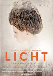Filmplakat zu "Licht". Helle und und überlichtete Ansicht eines Frauengesichts mit dunklen hochgesteckten Haaren.