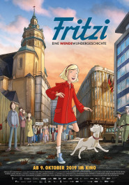 Filmplakat zu "Fritzi - Eine Wendewundergeschichte". Auf der Straße vor der Nikolaikirche ein blondes Mädchen mit rotem Kleid und ein weißer Hund, dahinter zahlreiche Menschen.