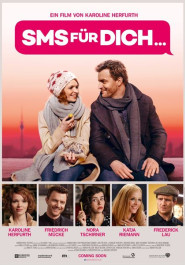 Filmplakat zu "SMS für dich". Eine junge Frau mit Wollmütze und Schal und ein junger Mann mit Schal und dunklem Mantel sitzen nebeneinander und lächeln sich zu, über Ihnen der Filmtitel in einer pinkten Sprechblase.