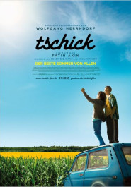 Filmplakat zu "Tschick". Zwei Jungen stehen auf dem Dach eines blauen Autos inmitten eines gelb-grünen Feldes. Einer von ihnen streckt die Arme dem blauen Himmel entgegen.