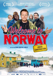 Filmplakat zu "Welcome to Norway". Die Gesichter unterschiedlicher Personen, darunter der Filmtitel und ein Reisebus, aus dem zahlreiche Personen aussteigen und über den Schnee in ein gelbes zweistöckiges Haus laufen.