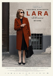 Filmplakat zu "Lara". Eine Frau mit schwarzer Sonnenbrille, glatten langen Haaren und ernstem Gesichtsausdruck. Sie trägt einen roten Mantel, Pumps und hält in der rechten Hand eine Zigarette und in der linken eine schwarze Ledertasche.