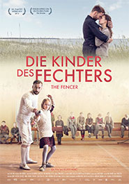 Filmplakat zu "Die Kinder des Fechters". Ein Mann in weißer Kleidung hält schützend ein Mädchen zurück, dahinter sitzen zahlreiche weitere Kinder.