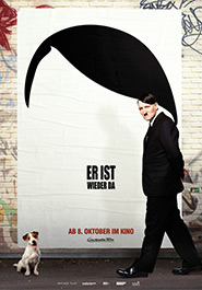 Filmplakat zu "Er ist wieder da". In schwarz auf weißem Hintergrund der Seitenscheitel von Hitler und an Stelle des Barts der Filmtitel.