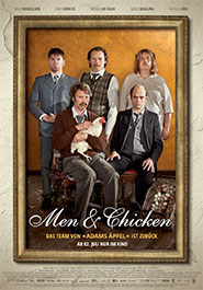 Filmplakat zu "Men & Chicken". Fünf Männer posieren mit schicker Kleidung im Stile eines Familienbildes, einer hat ein Huhn auf dem Schoß.