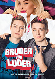 Filmplakat zu "Bruder vor Luder". Die beiden jungen Hauptdarsteller lächeln in die Kamera, über ihren Köpfen sind zwei Hände mit pink lackierten Fingernägeln zu sehen.
