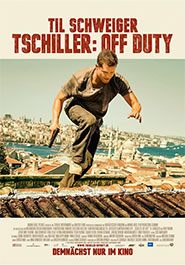 Filmplakat zu "Tschiller: Off Duty". Til Schweiger eilt mit Pistole in der Hand vor der Kulisse einer Großstadt über ein Dach, das Plakat ist in Sepia-Farbtönen gehalten.