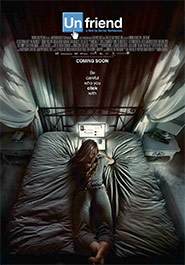 Filmplakat zu "Unfriend". Eine Frau liegt auf dem Bauch auf dem Bett und schaut in ihren aufgeklappten Laptop.